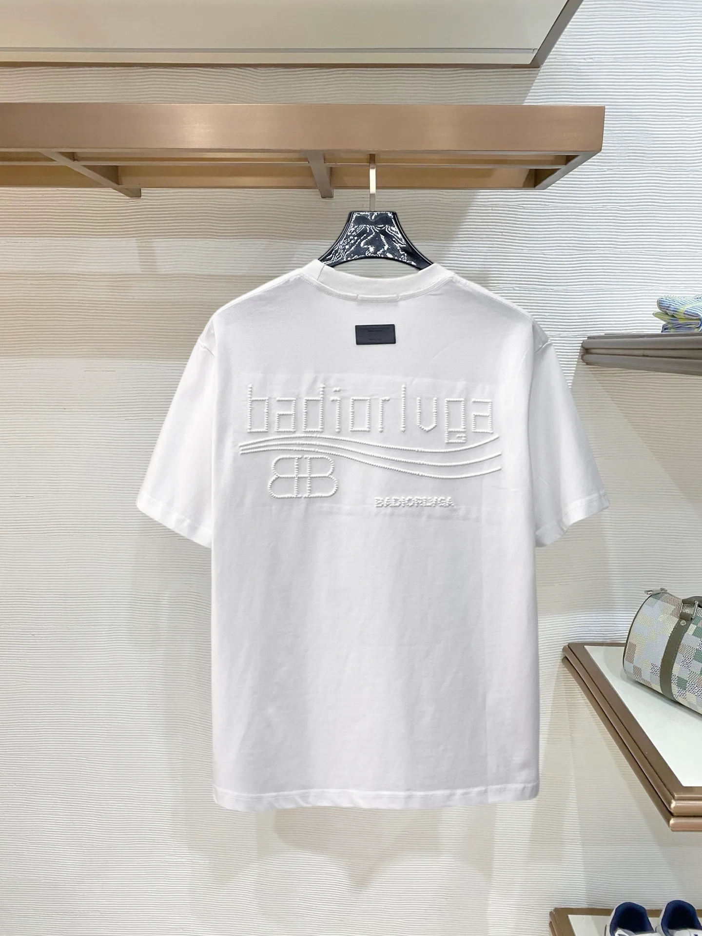Balenciaga's high-end top-quality products 🐮2026 Spring and Summer New Arrival first counter, the latest New Arrival short-sleeved round neck T-shirt, Premium customized design, avant-garde and fashionable! Brand logo heavy craftsmanship design Premium customized 260g fabric. Soft to the touch. Comfortable to wear. Counter-level exquisite stitching. Fine workmanship. The upper body effect is incomparably handsome! A must-have item for men and women with the same style! Sizes: S~XXL When placing an order, please state your height and weight. The maximum wearing size is 210 pounds (one size larger)